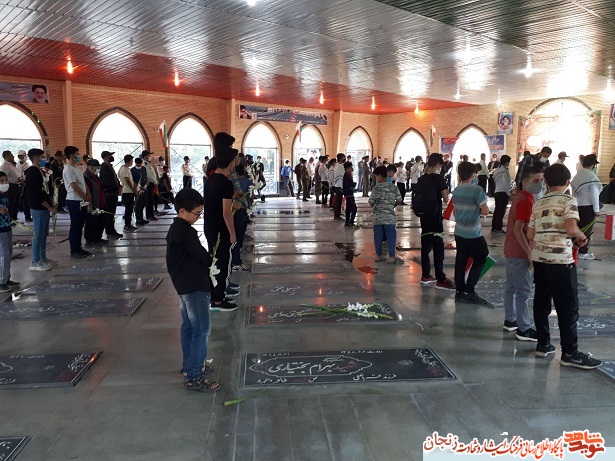 گزارش تصویری/ گلباران گلزارهای شهدای شهرستان ابهر در هفته دفاع مقدس
