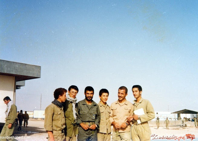 نفر سوم از چپ: شهید بهرام شیخی 