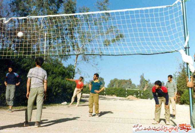 شهید محمود مرادی در حال بازی والیبال
