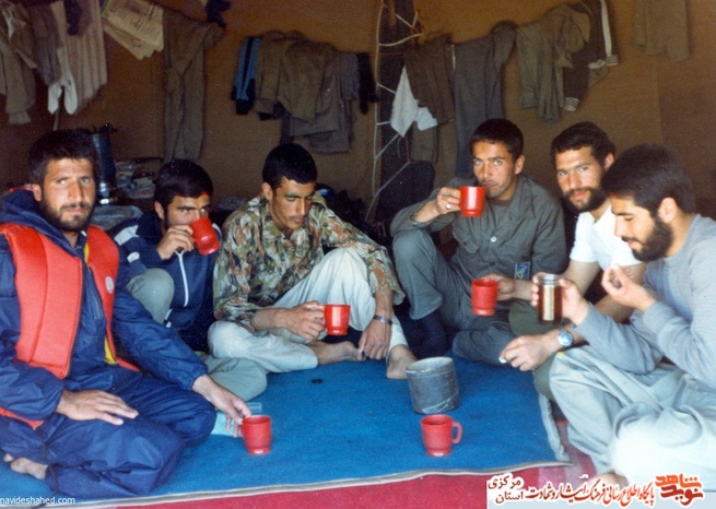 از چپ نفر سوم : شهید محمود مرادی 
جمعی از رزمندگان یگان دریایی لشکر 17