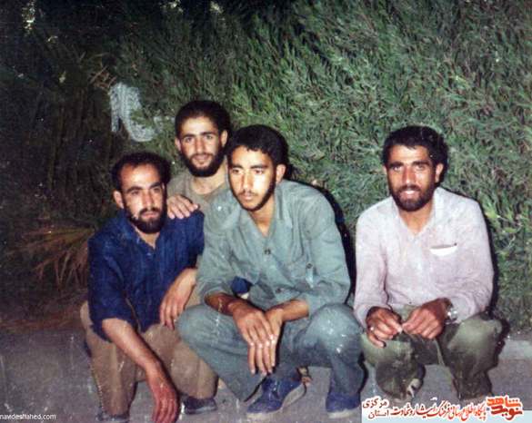 نفر دوم از راست: شهید محمود حسین خانی 