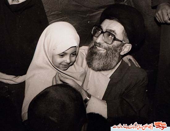 حضرت آیت الله خامنه ای و فرزندان شهدا، از جنگ تا امروز حضرت آیت الله خامنه ای و فرزندان شهدا، از جنگ تا امروز