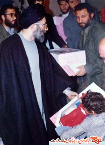 حضرت آیت الله خامنه ای و فرزندان شهدا، از جنگ تا امروز حضرت آیت الله خامنه ای و فرزندان شهدا، از جنگ تا امروز