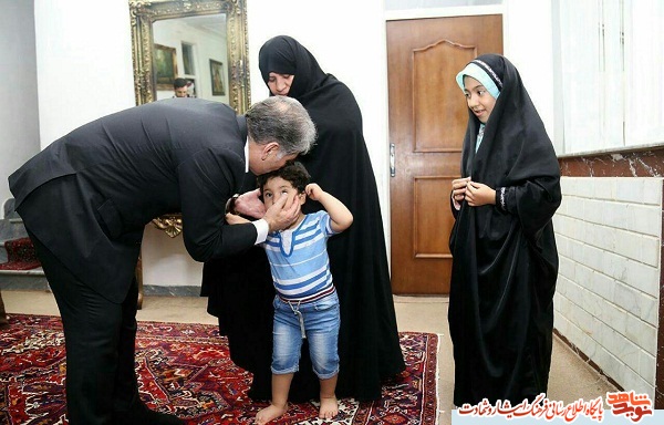 گزارش تصویری دیدار استاندار آذربایجان شرقی با خانواده شهید منا جلالی گزارش تصویری دیدار استاندار آذربایجان شرقی با خانواده شهید منا جلالی