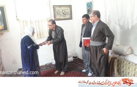 سرکشی از خانواده های شهدا شهرستان روانسر به مناسبت هفته دولت + تصویر