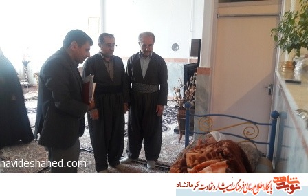سرکشی از خانواده های شهدا شهرستان روانسر به مناسبت هفته دولت + تصویر