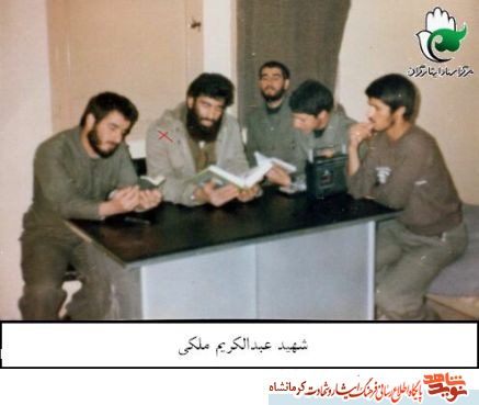 شهید عبدالکریم ملکی در جبهه نبرد عراقی ها را با زبان عربی نصیحت می کرد شهید عبدالکریم ملکی در جبهه نبرد عراقی ها را با زبان عربی نصیحت می کرد