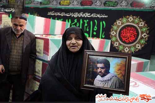 جلوه توصیه شهدا در حق پدر ومادر در وصیتنامه شهدا شهرآران وبید گل جلوه توصیه شهدا در حق پدر ومادر در وصیتنامه شهدا شهرآران وبید گل