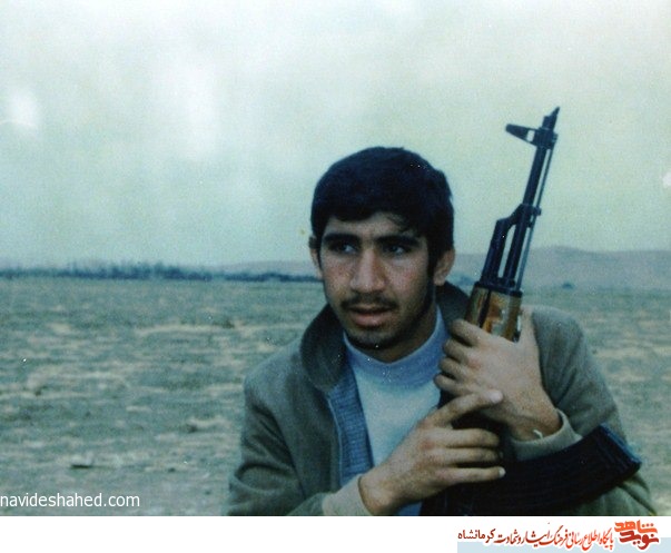 با چشم های معصومش او را دید با چشم های معصومش او را دید
