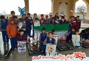 دانش‌آموزان گلزار شهدای تاکستان را گلباران کردند