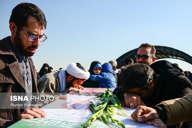 پیکرهای ۷۰ شهید دوران دفاع مقدس به میهن باز میگردند پیکرهای ۷۰ شهید دوران دفاع مقدس به میهن باز میگردند