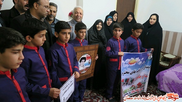 دیدار دانش آموزان مدرسه پسرانه شاهد گرمسار از مادر شهید تقی جعفری دیدار دانش آموزان مدرسه پسرانه شاهد گرمسار از مادر شهید تقی جعفری