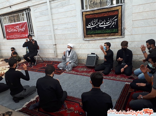 کوچه به کوچه با شهدا/ عزاداری مقابل منزل شهید 