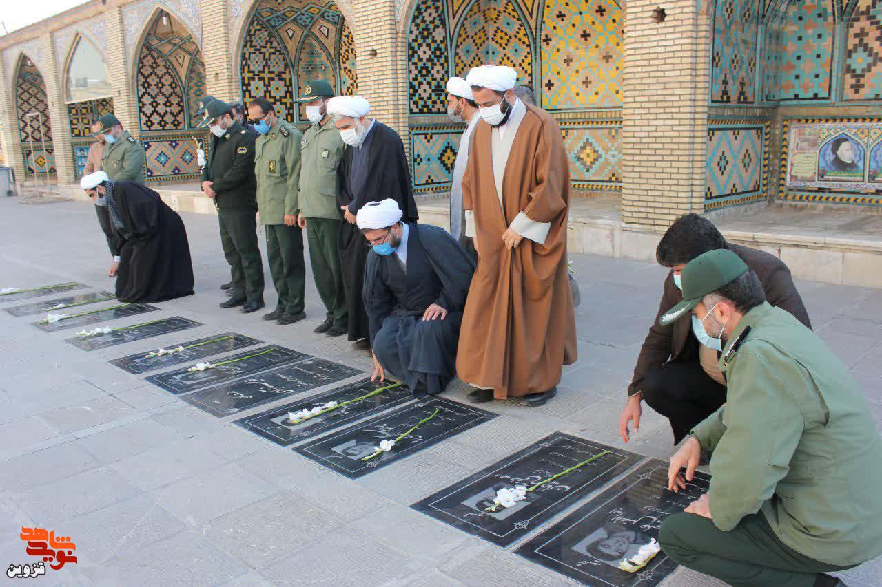 مسئولان قزوینی مزار شهدای ۷ دی و انقلاب را گلباران کردند