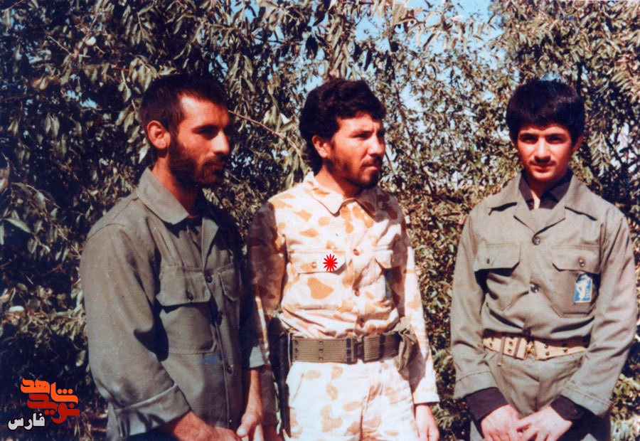 شوخی یک رزمنده با دشمن بعثی
