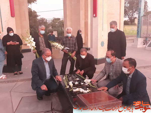 گلزار شهدای همدان با حضور معاون فرهنگی بنیاد شهید غبارروبی شد