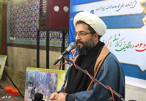 پدران و مادران باید شهدا را به فرزندان خود معرفی کنند