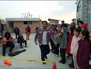 اجرای نمایش خیابانی «جامانده» در روستای سوته برگزار شد