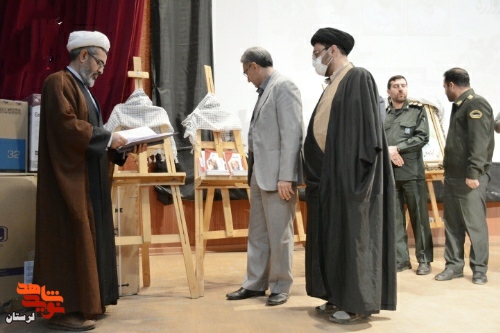 شهدا شمعی هستند که تاریک خانه بشریت را روشن می کنند