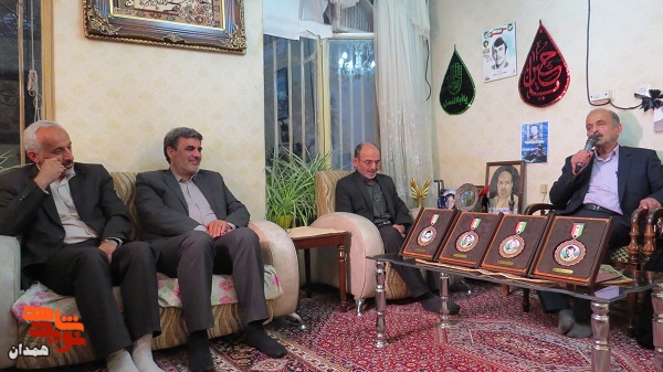گزارش تصویری| دیدار از خانواده‌های شهدا در روز سوم خرداد