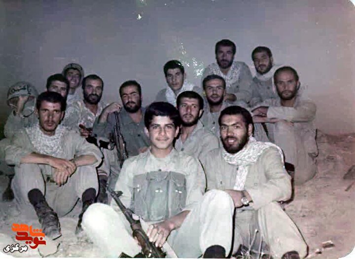 عکسی از شب‌های ایمان؛ یادگاری از فرمانده و دلیرمردان گردان علی‌ابن‌ابیطالب(ع)