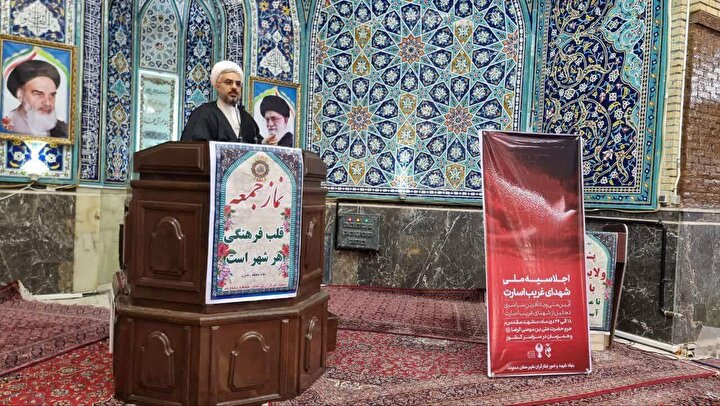 مراسم تجلیل از خانواده شهدای غریب شهرستان دماوند در نماز جمعه برگزار شد