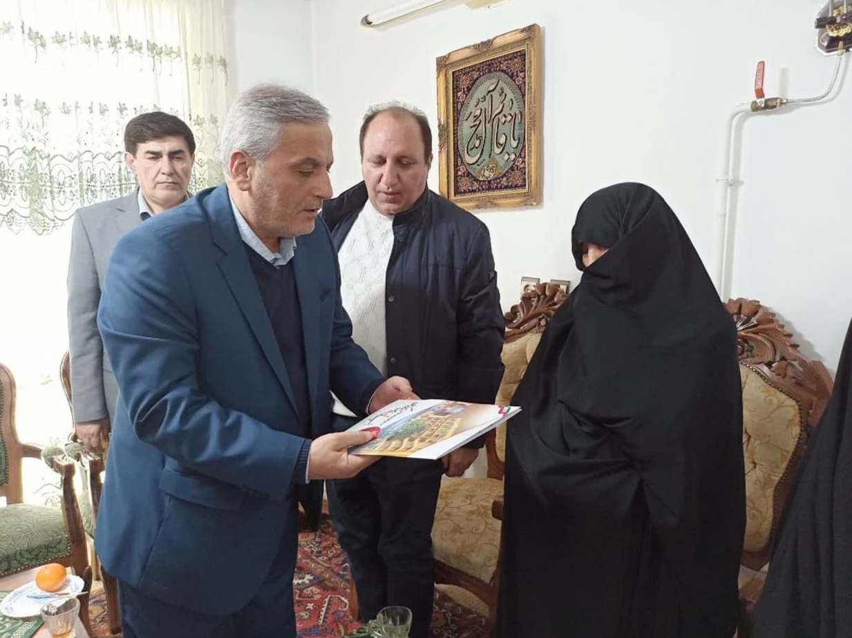 علی‌اکبر سلمانی با خانواده شهدای مراغه دیدار تازه کرد