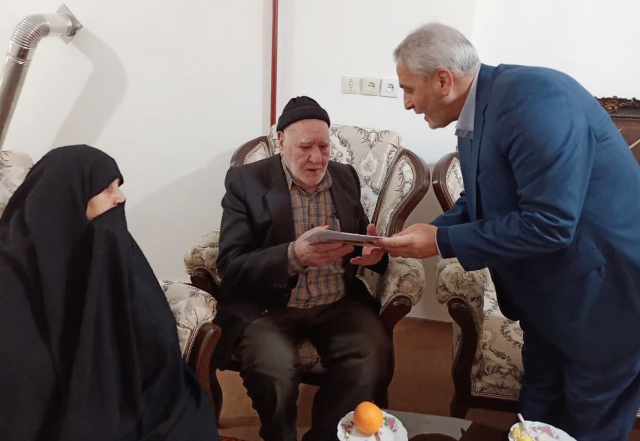 علی‌اکبر سلمانی با خانواده شهدای مراغه دیدار تازه کرد
