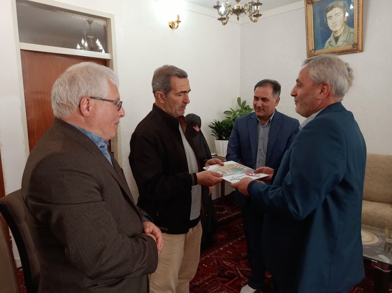 علی‌اکبر سلمانی با خانواده شهدای مراغه دیدار تازه کرد