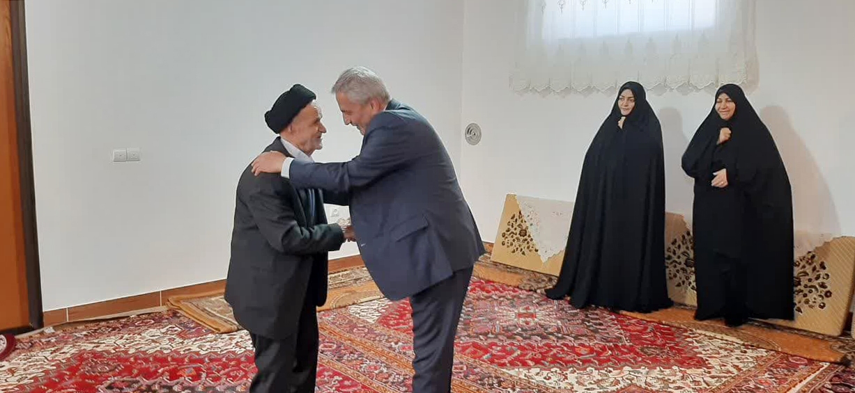 علی‌اکبر سلمانی خانواده‌های شهدای تسوج را عیادت کرد