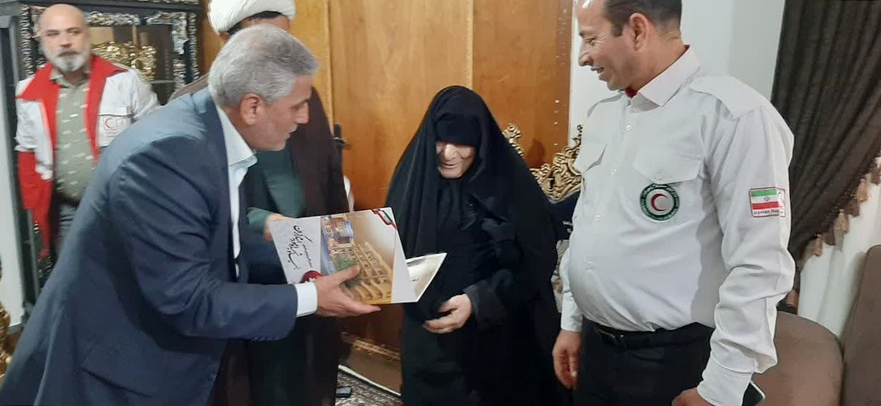 علی‌اکبر سلمانی خانواده‌های شهدای تسوج را عیادت کرد