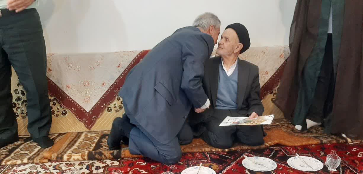 علی‌اکبر سلمانی خانواده‌های شهدای تسوج را عیادت کرد