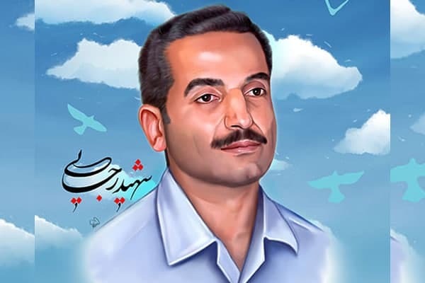 با زندانیان عادی قدم می‌زد