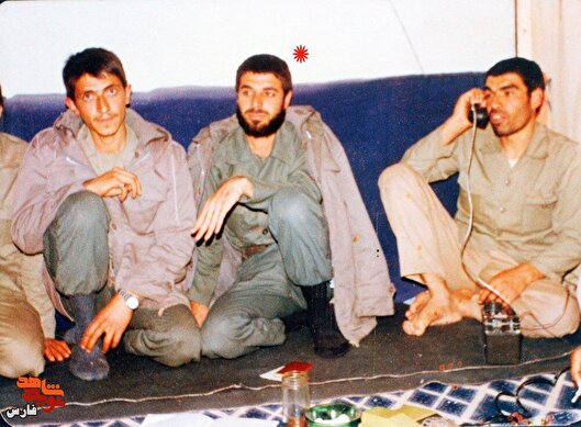 شهید جباری در آغوش رزمندگان