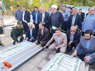 گلزار شهدای نهاوند عطرافشانی شد