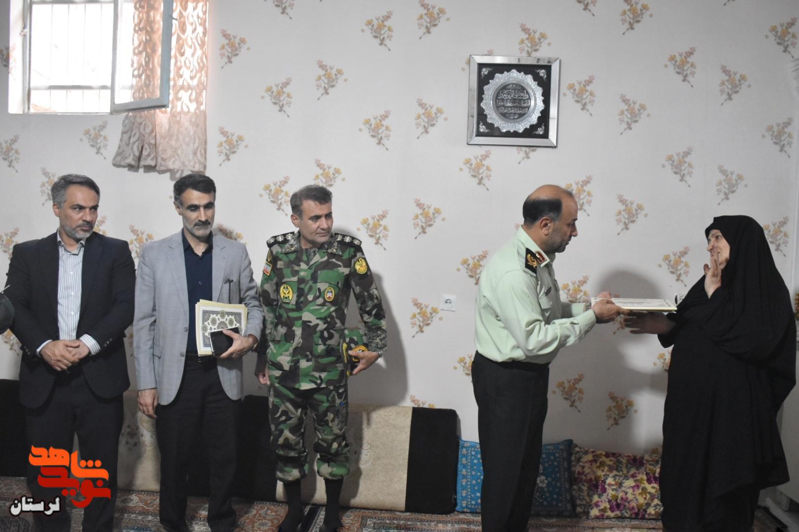 دیدار با خانواده جمعی از شهدای والامقام در خرمآباد به مناسبت گرامیداشت هفته دفاع مقدس دیدار با خانواده جمعی از شهدای والامقام در خرمآباد به مناسبت گرامیداشت هفته دفاع مقدس