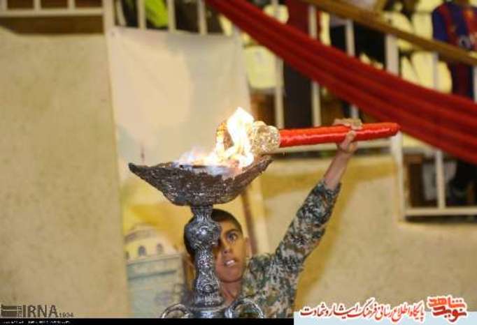 روشن نمودن مشعل  مسابقات فوتبال مدارس کشور جام شهدای مدافع حرم توسط محمد امین سالاری فرزند شهید مدافع حرم استان هرمزگان 