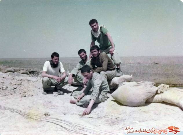 ایستاده:شهید محمدحسین بیگلر .نشسته از چپ: حمید مهرابی - محمدرضا شاکری - علیرضا شاکری- آجرلو