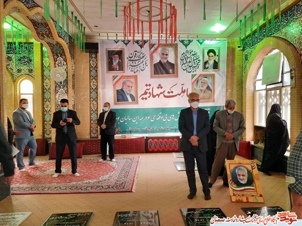 ادای احترام شرکت کنندگان در مسابقه رالی خانوادگی جانبازان استان سمنان پیش از شروع مسابقه در گلزار شهدای شهرستان گرمسار- دوازده فروردین ۱۴۰۰