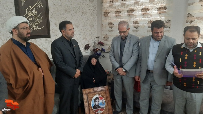 قرائت زیارت عاشورا و دیدار با مادر معزز شهید والامقام ماشاءالله مداح با حضور مدیران کل بنیاد شهید و امور اقتصاد و دارایی استان سمنان - پنجشنبه هفدهم آذر ۱۴۰۱ شهرستان سمنان 