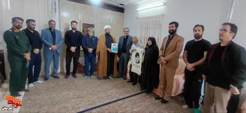 تجلیل از خانواده‌های شهدا با هدایای متبرک مکتب حاج قاسم