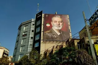 دیوارنگاره شهید «عبدالرحیم موسوی» در میدان صدوقی قم اکران شد