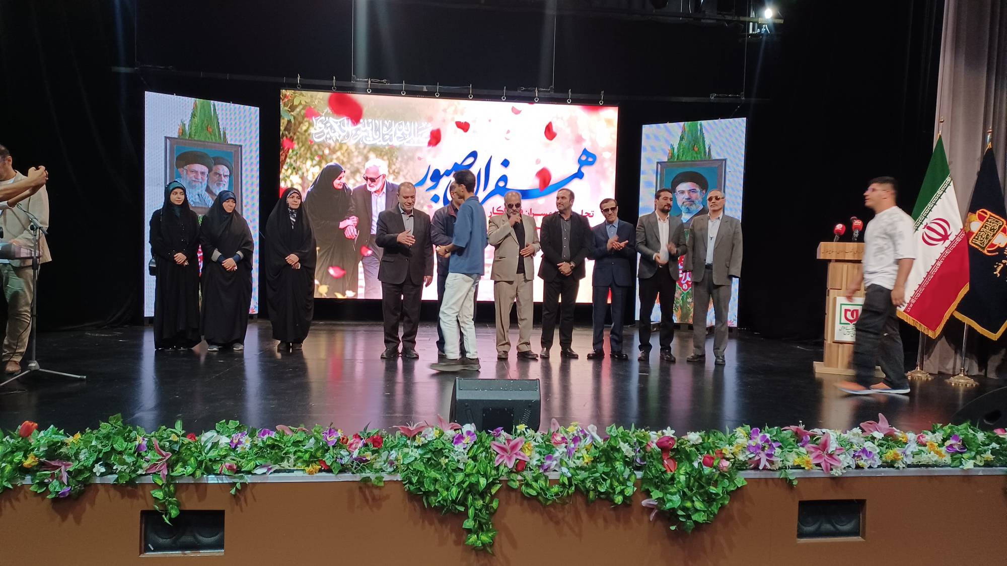 همسران جانبازان بصیر، نماد صبوری و ازخودگذشتگی هستند/ هویت و اعتبار امروز ما مرهون ایثار جانبازان و شهدا است