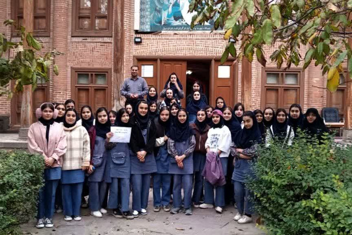 بازدید دانش‌آموزان مدرسه دخترانه اندیشه از موزه شهدای اردبیل+ عکس