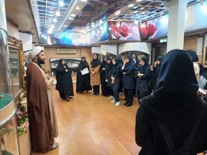 بازدید دانش‌آموزان هنرستان پروین اعتصامی رشت از موزه شهدای گیلان